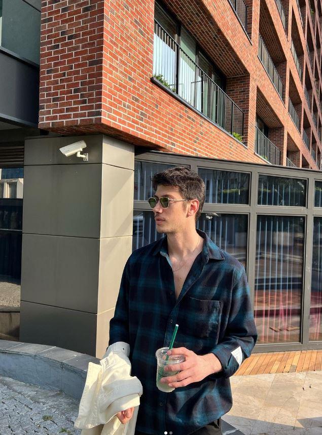 <p><span style="color:#B22222"><strong>MASTERCHEF ALİCAN SABUNSOY KİMDİR?</strong></span></p>

<p><strong>MasterChef Alican Sabunsoy, 1991 yılında Adana'da doğdu. 2011 yılında Mersin &Uuml;niversitesi Turizm ve Seyahat Hizmetleri Y&ouml;netimi b&ouml;l&uuml;m&uuml;n&uuml; okudu.</strong></p>
