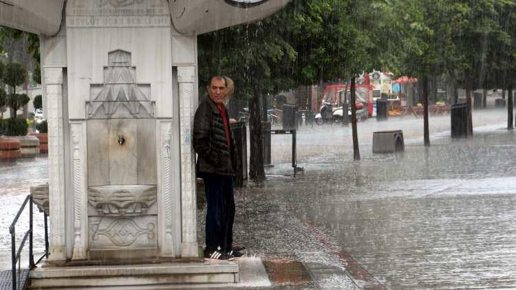 <p>Bolu'da, etkili olan sağanakta caddeleri su basarken, vatandaşlar yağmurdan korunmak için kapalı alanlara sığındı.</p>
