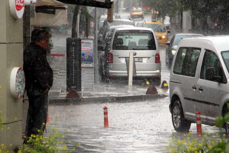 <p>Aniden bastıran yağmura vatandaşlar hazırlıksız yakalandı. Vatandaşlar yağmurdan korunmak için kapalı alanlara sığındı.</p>