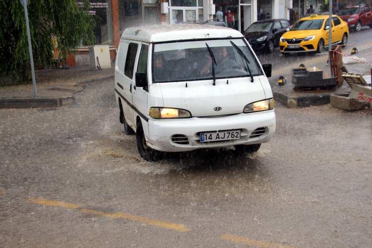 <p>Birçok mahallede yağmur nedeniyle rögarlar taştı. Yağışların gün içinde aralıklarla devam etmesi bekleniyor.</p>