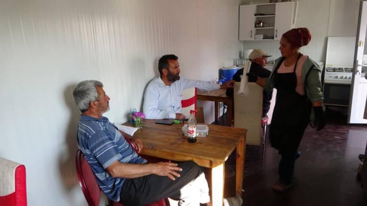 <p>Sivas ve Doğanşehir Belediyelerinin destekleri ile oluşturan konteyner çarşıda ayakta durmaya çalıştıklarını kaydeden Zeynep Tanık, "12 yıldır Doğanşehir’de ikamet ediyoruz lokantamız ve kirada oturduğumuz evimiz ağır hasarlı iki çocuğumuz var ayakta durmaya çalışıyoruz. Kadınlara göre lokanta kolay bir iş değil eşime destek olmaya çalışıyorum işçi çalıştırmıyoruz eşimle birlikte kedimiz çalışıyoruz” dedi</p>
