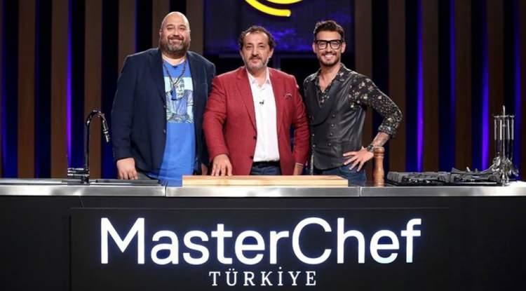 <p><span style="color:#000000"><strong>Jüri koltuğunda Mehmet Yalçınkaya, Danilio Zanna ve Somer Sivrioğlu'nun oturduğu program yeni sezon jüride değişikliğe gitme kararı aldı.</strong></span></p>