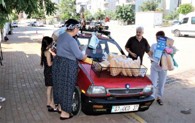 <p>Her gün sabah erken saatlerde fırına giden Günay, buradan aldığı 200 ekmeği poşetleyerek aracındaki sepete asıyor. Ardından ise aracını derse girmeden önce okulun yakınına park ediyor. </p>