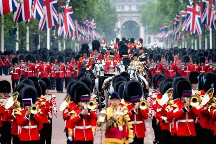 <p><span style="color:#000000"><strong>Tarihi 1600’lere dayanan ve İngiliz hükümdarının doğum günü olarak adlandırılan "Trooping the Colour" etkinliğine davet edilmeyen çiftin nasıl bir tepki vereceği merak konusu haline geldi.</strong></span></p>