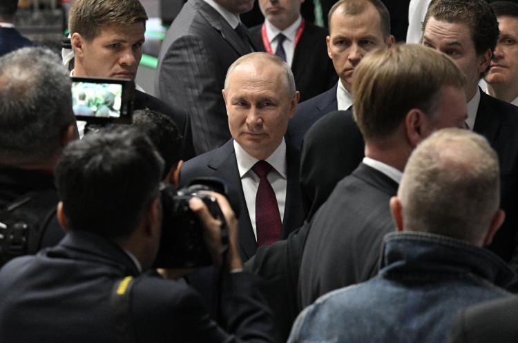 <p>Rusya Devlet Başkanı Vladimir Putin, St. Petersburg Uluslararası Ekonomi Forumu'nda (SPIEF) kurulan stantları ziyaret etti. </p>
