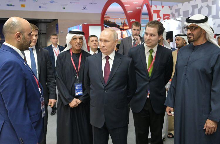 <p>Rusya Devlet Başkanı Vladimir Putin, forum kapsamında kurulan stantları ziyaret etti.</p>