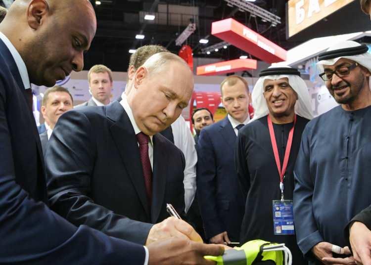 <p>Putin'in yanında yürüyen Birleşik Arap Emirlikleri (BAE) Devlet Başkanı Muhammed bin Zayid Al Nahyan dahil Arap heyetini göz hapsine alan korumaların oluşturdukları kademeli güvenlik şeridi görüntülere yansıdı.</p>