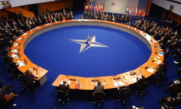 <p>Savunma Bakanları buluşması Ukrayna Savunma Temas Grubu toplantısıyla başlayacak. Ardından NATO’nun “<strong>Çok Uluslu Mühimmat Depolama Girişimi’ne”</strong> <strong>yeni üyelerin katılma töreni yapılacak ve 25 NATO üyesi ülkenin savunma şirketinin CEO’larına bir</strong> resepsiyon verilecek.</p>
