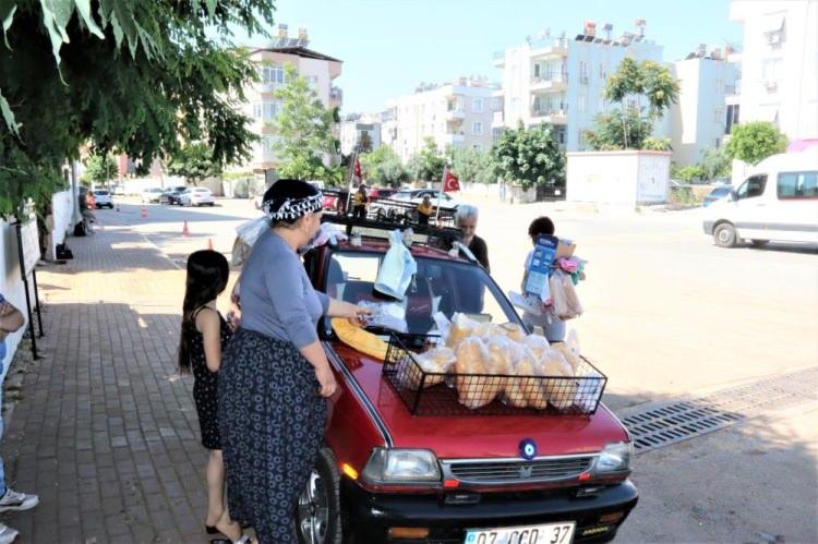 <p>35 yıldır öğretmenlik yaptığını belirten Sınıf Öğretmeni Tuncer Günay, “Emekliliğim de yaklaştı. 20 yıldır ise muhtaç vatandaşlara yardımcı olmaya çalışıyorum. Ben çok zor bir iş yapmıyorum, herkes aynı maddi duruma sahip değil. </p>
