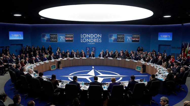 <p>NATO Savunma Bakanları, Ukrayna’nın daha fazla cephane, müttefiklerin de stoklarını yenileme ihtiyaçlarını görüşmek üzere, <strong>Türkiye’nin de içinde olduğu 25 büyük savunma firmasının yöneticisiyle</strong> bir araya geliyor.</p>