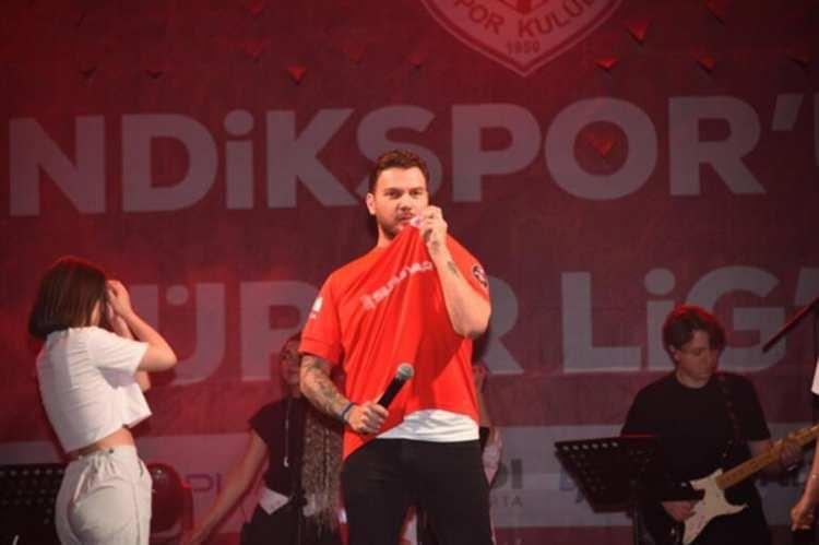 <p><span style="color:#0000CD"><strong>Süper Lig'e çıkan Pendikspor'un kutlama gecesinde sahneye çıkan Akçıl, konser öncesi gazetecilerin "Sinan Bey, dizilerdeki gibi sizin de hiç 'proje aşkınız' oldu mu?" sorusuna şu yanıtı verdi:</strong></span></p>
