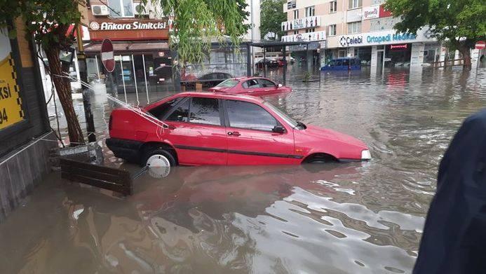 <p><strong>ANKARA'DA SU BASKINI YAŞANDI</strong></p>
<p>Ankara'nın Elmadağ ilçesinde akşam saatlerinde etkili olan yağmurda Hasanoğlan Mahallesi'ndeki cadde ve sokaklarda su birikintileri oluştu. Bazı araçlar ise göle dönen yolda mahsur kaldı.</p>