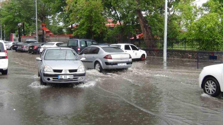 <p>Yüksek kesimlerde yağan dolu, ekili alanlara zarar verdi. Kars’ta cadde ve sokaklar göle döndü.</p>