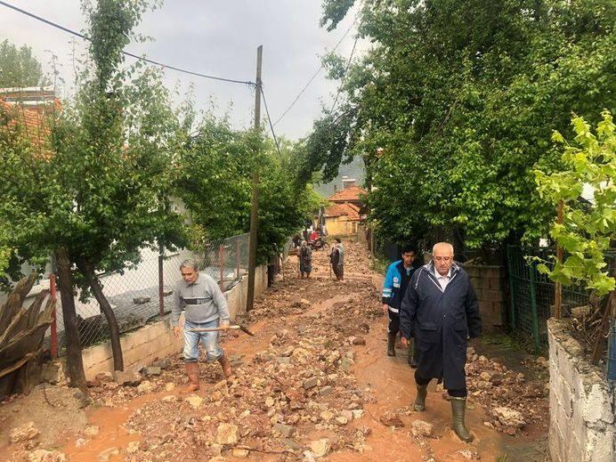 <p><strong>DENİZLİ'DE DERELER TAŞTI</strong></p>
<p>Denizli'nin Çameli ilçesinde şiddetli yağış sonucu Belevi ve İmamlar mahallelerinden geçen Türkan Deresi taştı. Taşkın nedeniyle mahallelere ulaşım sağlayan kara yolu kısa süre trafiğe kapatıldı.</p>