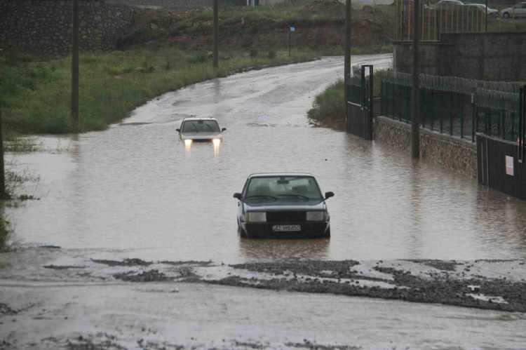 <p><strong>KONYA'DA ARAÇLAR YOLDA KALDI</strong></p>
<p>Konya'nın Beyşehir, Karapınar ve Hüyük ilçelerinde etkili olan sağanak sebebiyle, bazı yollarda su birikintileri oluştu, sürücüler yolda ilerlemekte güçlük çekti. </p>