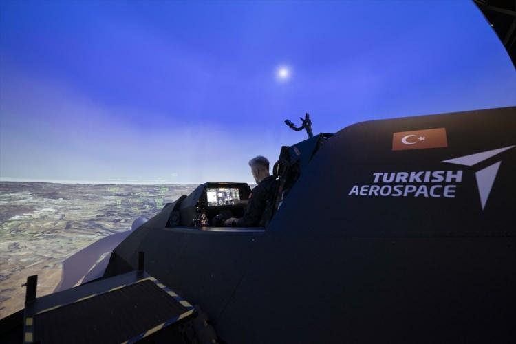 <p>Milli muharip uçak KAAN'ın test pilotu Gökhan Bayramoğlu, AA muhabirine yaptığı açıklamada, <strong>uçağa isminin verildiği mayıs ayındaki törenden sonra çalışmalara ara vermeden devam ettiklerini</strong> söyledi.</p>
