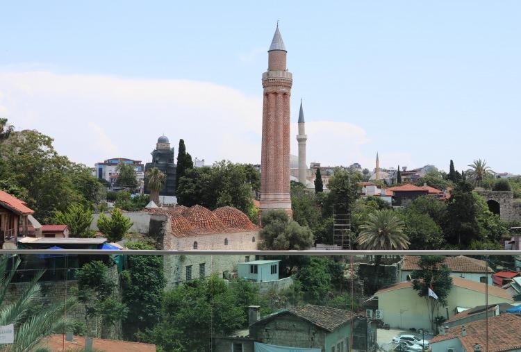 <p>Biz Akdeniz Üniversitesi olarak daha önce bir yüksek lisans tezimizde buraya ivme ölçer yerleştirdik. Bu tür yapılarda en büyük sıkıntı, tarihi eser yapılarının malzeme modellerini ve dayanımlarını bilmiyoruz. Tarihi eser olduğu için buradan örnek almamız mümkün değil. İvme ölçerden elde ettiğimiz periyot verisiyle birlikte binanın tahmini olarak depreme karşı dayanıklı olup olmadığının analizlerini yaptık. Yaptığımız bu ilk çalışmada, maalesef Yivli Minare'nin Antalya'da beklenen bir depremde yıkılmasının söz konusu olduğunu gördük" dedi.</p>