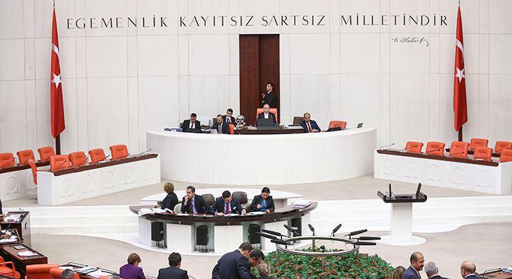 <p>Mecliste ihtisas komisyonlarının başkanları seçimle belirlendi.</p>
<p>TBMM Genel Kurulunda üyelerin isimlerinin okunmasının ardından komisyonlar, başkanlık divanını belirlemek üzere toplandı.</p>
<p>Yapılan oylamalar sonucu komisyonlara şu isimler başkan seçildi:</p>