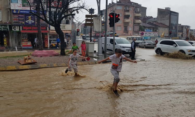 <p><strong>KOCAELİ'DE YOLLAR GÖLE DÖNDÜ</strong></p>
<p>Kocaeli'de kent genelinde sabah saatlerinde başlayan sağanak hayatı olumsuz etkiledi.</p>