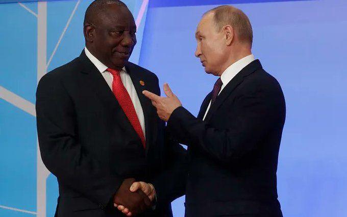 <p>Güney Afrika Cumhurbaşkanı Ramaphosa'nın 10 maddelik barış teklifini dinledikten sonra tekrar söz alan Putin, problemin Ukrayna'da 2014'te Batı'nın da desteklediği, "anayasal olmayan, kanlı devlet darbesi" sonrasında başladığını ve bu darbenin de bugünkü yönetimin güç kaynağı olduğunu söyledi.</p> 