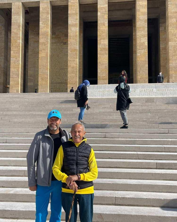 <p><span style="color:#800000"><strong>BORA GENCER</strong></span></p>
<p><span style="color:#2F4F4F"><strong>Bu sefer babalar gününde birlikte değiliz ama,sen benim her zaman ruhumda gezinecek,hayatım boyunca seveceğim ve sonunda buluşacağım en kıymetlimsin. Bütün babaların gününü kutlarım.</strong></span></p>