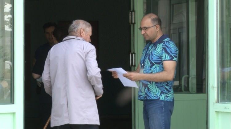 <p>TARİH BÖLÜMÜNÜ 3 SENEDE BİTİRDİ</p>
<p> </p>
<p>Edirne’de 'okumanın yaşı yok' diyerek genç öğrencilere örnek olan Şevki Kılıç, 2016 yılında mezun olduğu Trakya Üniversitesi Tarih Bölümü’nü kredili sistem ile 3 yılda başarılı bir şekilde bitirdi. Okuma aşkıyla yanıp tutuşan Kılıç, ömrünün yarısı olan 40 yılını okuyarak ve araştırarak geçirdi.</p>