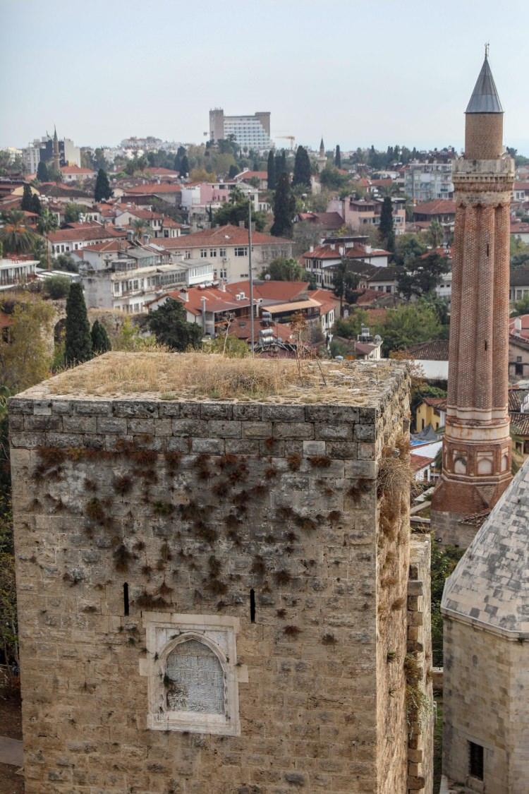 <p>Onun için proje önerimizde biraz da malzemenin üzerine yöneldik. Dolayısıyla buradaki malzeme dayanımlarını net olarak bulma şansımız olursa gelecek deprem kuvvetinin hesabı konusunda çok sıkıntımız yok. </p>