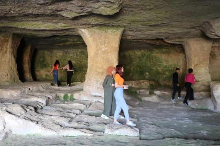 <p>Hilar Mağaraları ve Çayönü Höyüğü hakkında daha önce bilgi edindiklerini, şimdi ise detaylı şekilde yerinde görmek isteyip gezi düzenlediklerini dile getiren Duymaz, “Bugün öğrenci arkadaşlarımla beraber bir grup Hilar Mağaralarını ziyarete geldik. Buranın tarihi hakkında daha detaylı bilgi edinerek yakından görmek istedik. Aynı zamanda tarihi bir mekanda piknik yapmak da istedik.</p>
