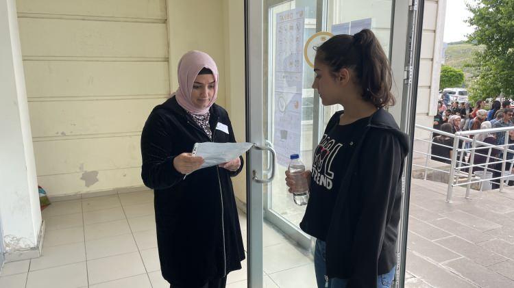 <p>Sınav, 338 bin 14 adayın katılımıyla 1434 binada, 16 bin 811 salonda uygulanıyor. Sınavın son oturumunda 49 bin 108 kişi görev alıyor. YDT'ye 1165 engelli aday katılıyor.</p>