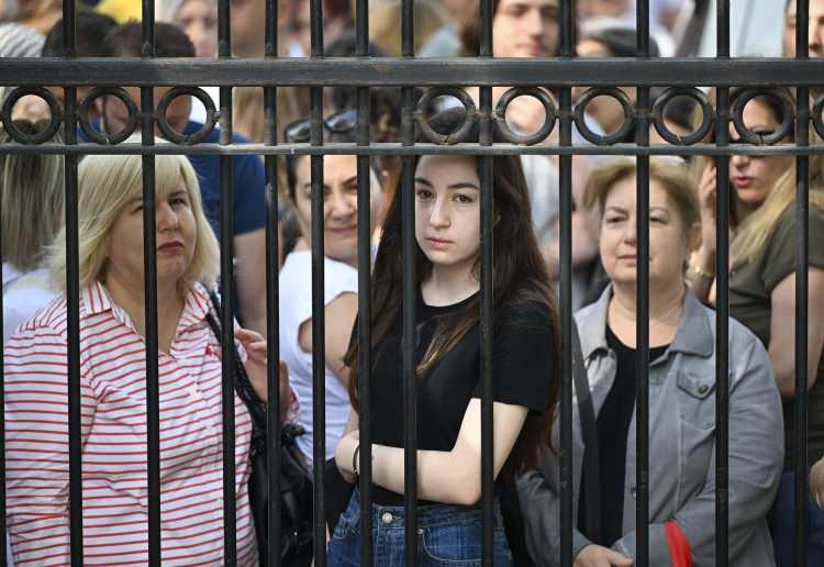 <p><strong>SINAV HEYECANI</strong></p>
<p> </p>
<p>Öğrenciler görevlilerin kimlik ve belge kontrolü, polis ekiplerinin de üst araması yapmasının ardından salonlara alındı.</p>