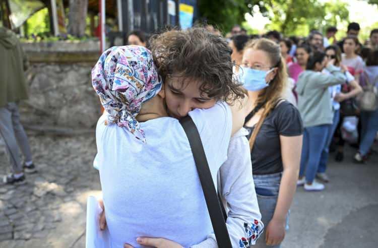 <p>Bazı anne ve babalar okulların çevresinde çocuklarını bekledi.</p>