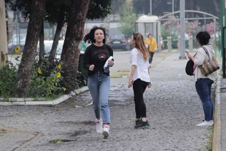 <p>Her yıl geç kalanların olduğu sınavda manzara bu yıl da değişmedi.</p>
<p> </p>
<p>Sınav merkezine ucu ucune gelen adaylar koşarak sınava yetişmeye çalıştılar.</p>