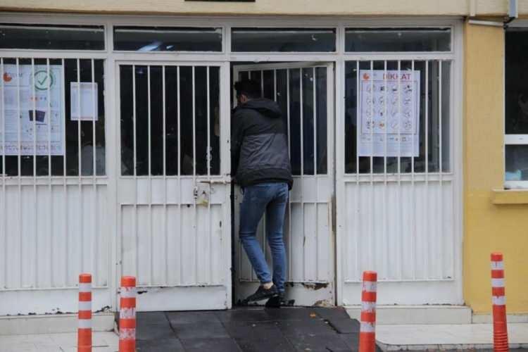 <p>Sınav salonlarının kapısı 10.00'da kapanacağı için 09.50'de görevliler tarafından çağrı yapıldı. Son 1 dakika kala koşarak kapıdan geçenlerin olduğu görüldü. Kapılar 10.00'da kapandı.</p>