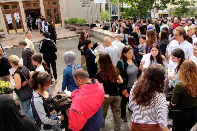 <p><strong>“BEŞ DAKİKA İLE BİR SENEM HEBA OLDU"</strong></p>
<p> </p>
<p>İstanbul'da sınav merkezlerinden biri de Beyoğlu'nda bulunan İstanbul Teknik Üniversitesi Makina Fakültesi'ydi.</p>