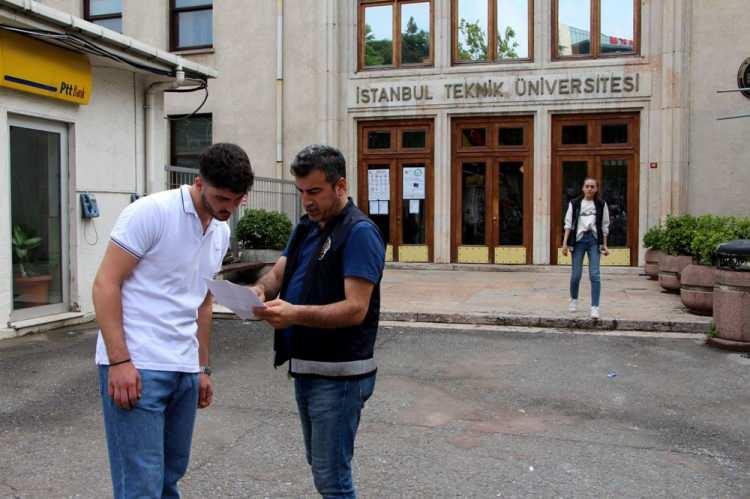 <p>Kapının kapatılmasından beş dakika sonra sınava girmek için gelen öğrenci kapıda kaldı. Yetkililer tarafından sınava giremeyeceğini öğrenen öğrenci bir süre bekledikten sonra okul önünden ayrıldı. Sınava geç kalan Talha Köse “Trafik nedeniyle beş dakika geç kaldım. Ailem inşallah güzel karşılar. Şu an 5 dakika için bir senem heba oldu. Olmadı. Artık seneye kaldı. Şu anda hiç iyi değilim" dedi.</p>