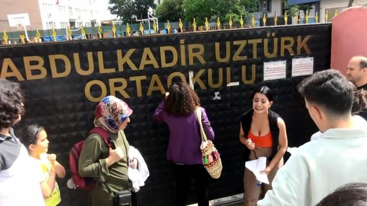 <p><strong>"KAPIYA TIRMANARAK GİRMEYE ÇALIŞTI"</strong></p>
<p> </p>
<p>Avcılar Merkez Mahallesi Abdulkadir Uzturk Ortaokulu'nda bahçede bulunan veliler dışarı çıkarıldıktan sonra geri sayım başladı. Görevliler sık sık kalan dakikaları hatırlatırken dışarıda aday kalmamasını istedi.</p>