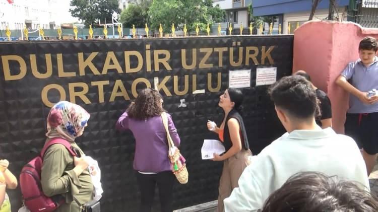 <p>Kapının kapatılmasından 20 saniye sonra ailesi ile gelen bir adayı gören diğer velilerin uyarısı üzerine bahçe kapısı tekrar açıldı ve genç kız ile hemen arkasından gelen erkek öğrenci içeri alındı.</p>