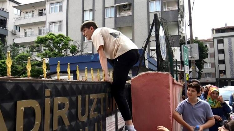 <p>Ancak, 3 dakika sonra gelen iki erkek aday tüm çabalara rağmen kapıyı açtıramadı. Adaylar bunun üzerine demir kapıyı tırmanarak bahçeye girdi ancak, binanın girişindeki görevliler tarafından engellenerek dışarı çıkarıldı. </p>