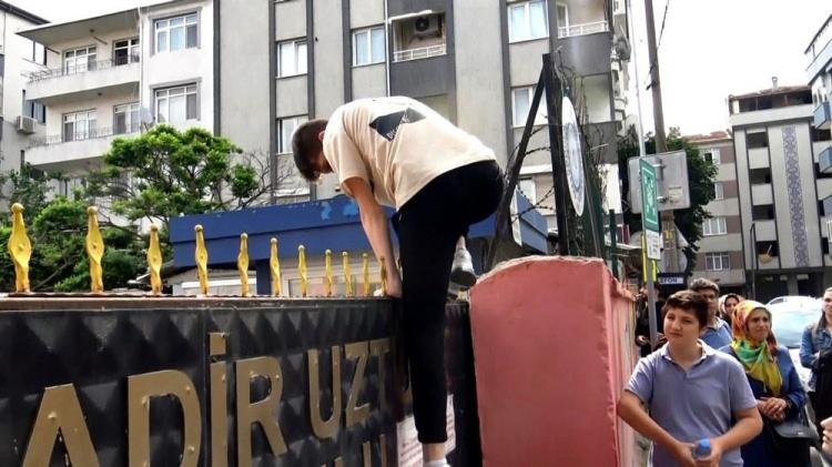 <p>Aynı okulun yan sokağında aynı ismi taşıyan ilkokul olması nedeniyle çok sayıda aday da bu okulları karıştırdı. İlkokuldakiler ortaokula, ortaokuldakiler ise ilkokula geldiklerini anlayınca dışarı çıkarıldı ve koşarak yandaki binaya yetişmeye çalıştı.</p>