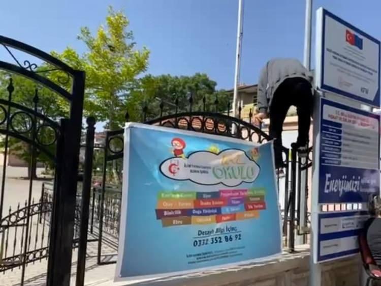 <p>YKS’nin ilk oturumu olan TYT, başladı. Konya’da aynı caddede olduğu için sınava gireceği okulu karıştıran bir öğrenci, yoldan geçen bir kişinin yardımıyla diğer okula yetişti. Saat 10.15'de başlayan sınav için 15 dakika önce okul kapıları kapatıldı. Bazı öğrenciler koşarak son dakika okul kapısından girebilirken, geç kalanlar ise içeri alınmadı.</p>