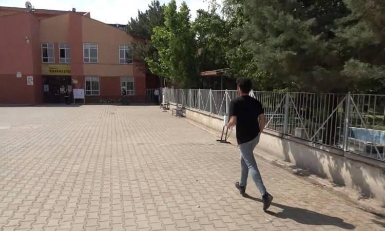 <p><strong>HAYALLERİ İKİ DAKİKADA YIKILDI</strong></p>
<p> </p>
<p>Kırıkkale'de, Yükseköğretim Kurumları Sınavı'na (YKS) giren adaylar ve aileleri sınav heyecanı yaşadı. Saat 10.01'de, kapıların kapanmasının ardından koşarak okula gelen diğer bir genç ise kaçırdığı iki dakika ile sınava alınmadı.</p>