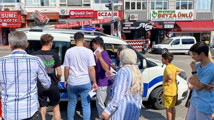 <p><strong>POLİSLER SINAVA YETİŞTİRDİ</strong></p>
<p> </p>
<p>Samsun'da 166 binada 53 bin 394 öğrenci için başlayan YKS maratonunda aksaklıklara kamu görevlileri müdahale etti. İlkadım ilçesindeki 19 Mayıs Lisesi ile 19 Mayıs ilçesindeki 19 Mayıs Anadolu Lisesi'nin isim benzerliği nedeniyle bazı adaylar, yanlış okulla geldi.</p>