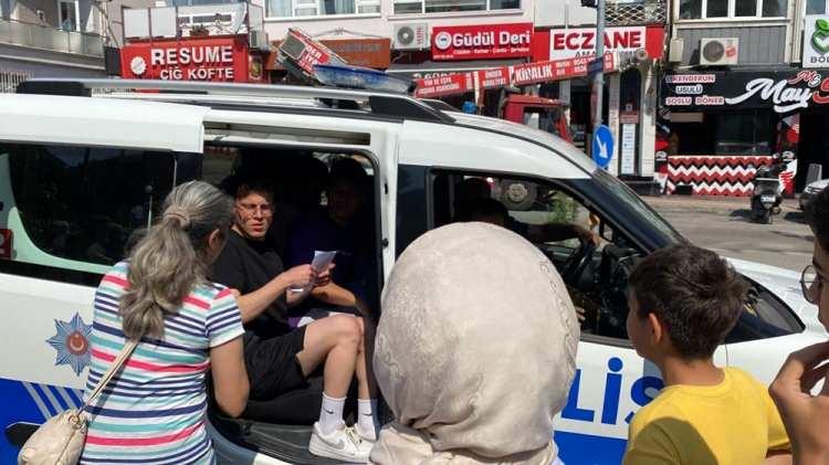 <p>İlkadım ilçesindeki 19 Mayıs Lisesi'nden, yaklaşık 30 kilometre uzaktaki 19 Mayıs ilçesinde bulunan 19 Mayıs Anadolu Lisesi'ne gitmeleri gereken adaylar polisten yardım istedi. Bu adayları sınava girecekleri okullara polis ekipleri götürdü.</p>