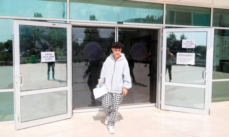 <p><strong>GÖREVLİLERİ İKNA EDEMEDİ</strong></p>
<p> </p>
<p>Akdeniz Üniversitesi Eğitim Fakültesi'ndeki sınav salonuna koşarak gelen Furkan A.(18), fakülte girişine gelince kapının kapalı olduğunu gördü. İçerideki görevlileri uyaran Furkan A., “Daha 15 dakika var sınavın başlamasına" dedi. Görevlilerin sınava geç kaldığını ve içeri alınamayacağını söylemesi üzerine Altun, koşarak geldiği yolu geri döndü. Trafik nedeniyle geç kaldığını belirten Furkan A., “Son 15 dakika yazıyordu. 10.15'te kapanıyor sanmıştım. Bana bununla ilgili hiçbir şey söylememişlerdi. 5 dakikayla kaçırdım. Geçmiş olsun yapacak bir şey yok. Gelecek yıl bir daha gireriz, ölümlü dünya" dedi.</p>