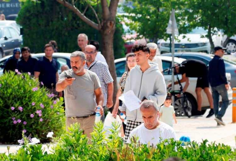 <p>Dışarıda bekleyen babası İsmail A.'nın yanına giden Furkan A., babasından da azar işitti. Oğluna sinirlenen baba , “Sen bu sınava giriş kağıdını bile okumamışsın" diye tepki gösterdi.</p>