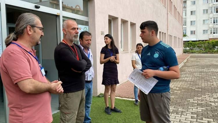 <p><strong>KİMLİK BELGESİNİ UNUTTU</strong></p>
<p> </p>
<p>Çanakkale'de ise İbrahim Bodur Anadolu Lisesi'nde sınava girmek için gelen Dağhan Taşçı, nüfus cüzdanı yerine ehliyet gösterince sınav görevlileri tarafından içeri alınmadı. Bunun üzerine Taşçı, babasına kimlik yerine ehliyeti aldığı için tepki gösterdi. Babası ise Dağhan Taşçı'ya kimliğini akşamdan hazırlaması gerektiğini söyledi. Kısa süre tartışan baba oğul, sınav görevlileri tarafından uyarılmasının ardından okul bahçesinden ayrıldı.</p>