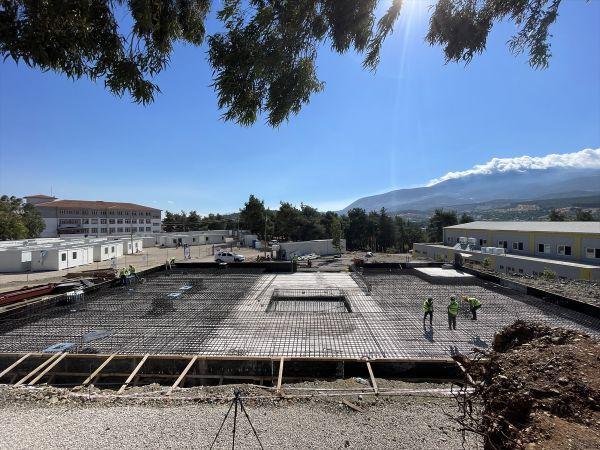 <p>Kanca, binaların 5 katlı olacağını belirterek, şöyle konuştu:</p>
<p>"Ağustos sonu itibarıyla 58 ailenin başını sokabileceği bir geçici konut olarak düşündük. Geçici konut ama bu ailelere daha sonra devlet ev yapacak ve onlara evlerini verecek. Aileler çıktığı zaman binayı yurt olabilecek şekilde tasarladık. Kredi ve Yurtlar Genel Müdürlüğü ile öyle konuştuk binamızda bulunan odalarda dört öğrencinin kalabileceği yurt birimine dönüşecek. 2 yıl sonra yaklaşık 200 civarında öğrencinin kalabileceği bir yurda dönüşecektir. Dolayısıyla hem kısa vadeli hem orta ve uzun vadeli bir çözü</p>