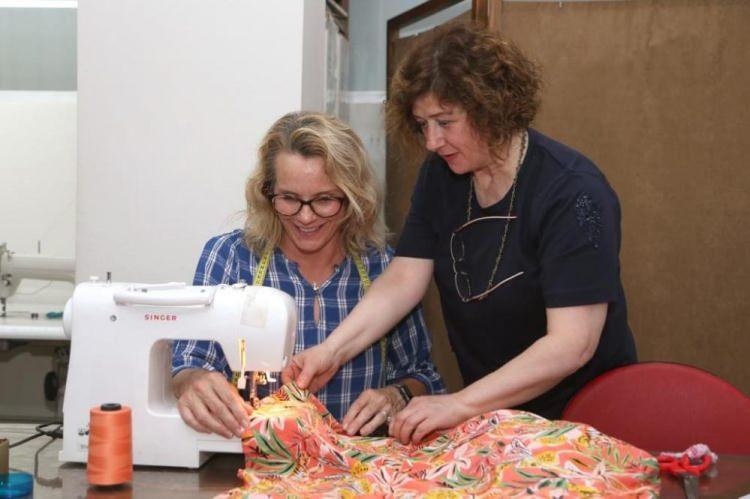 <p>Bir süre özel bir okulda İngilizce Öğretmenliği yapan Leonard, işinden ayrıldıktan sonra kendisini geliştirmek ve Türk kültürünü öğrenmek amacıyla Ordu Büyükşehir Belediyesi Meslek ve Sanat Eğitimi Kursları'na (ORMEK) katıldı.</p>