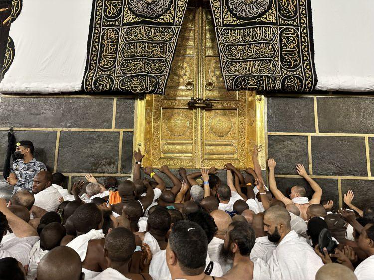 <p>Kabe-i muazzama da yoğunluk bugün itibarıyla başladı. Zilhicce ayının ilk gününde mübarek beldelere gelenlerin sayısı 2 milyonu buldu. Mübarek beldeye ihram ile girebilen hacı adayları umre tavafı ve say’ını yapıp tıraş olarak ihramdan çıkıyor. Uzak ülkelerden gelenler Cidde Havalimanı’na uçak ile ulaşırken Afrika ülkelerinin Arabistan Yarımadasına bakan ülkelerinden gemilerle de seferler oluyor. </p>