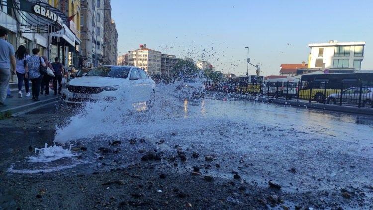 <p><strong>BEYOĞLU'NDA İSKİ BORUSU PATLADI</strong></p>
<p>Beyoğlu'nda İSKİ'ye ait su borusu patladı. Yaklaşık 5 saat akan su nedeniyle yol su içinde kaldı. <br />
</p>